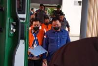 Ditahan Tim Penyidik Bidang Tindak Pidana Khusus (Pidsus) Kejaksaan Tinggi Kalimantan Selatan (Kejati Kalsel) tiga tersangka di lingkup BKSDA Kalsel, termasuk pejabatnya setempat,,, Kamis (22/10/2026) (SuarIndonesia/ZI)