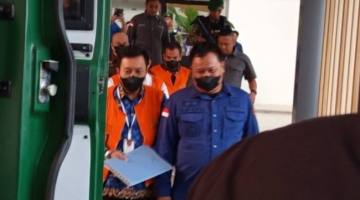 Ditahan Tim Penyidik Bidang Tindak Pidana Khusus (Pidsus) Kejaksaan Tinggi Kalimantan Selatan (Kejati Kalsel) tiga tersangka di lingkup BKSDA Kalsel, termasuk pejabatnya setempat,,, Kamis (22/10/2026) (SuarIndonesia/ZI)