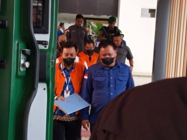 Ditahan Tim Penyidik Bidang Tindak Pidana Khusus (Pidsus) Kejaksaan Tinggi Kalimantan Selatan (Kejati Kalsel) tiga tersangka di lingkup BKSDA Kalsel, termasuk pejabatnya setempat,,, Kamis (22/10/2026) (SuarIndonesia/ZI)