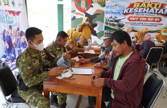 PT Cipta Kridatama (CK), bagikan sembako dan cek kesehatan gratis di Sungai Loban Kecamatan Sungai Loban, Kabupaten Tanah Bumbu, Kalimantan Selatan, Jumat (23/10/2026). SuarIndonesia/Istimewa 