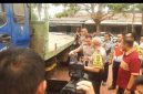 
Kapolda Kalsel, Irjen Pol Dr. Rosyanto Yudha mengecek satu barang bukti armadal truk dalam kasus penyalahgunaan BBM bersubsidi (SuarIndonesia/ZI) 
