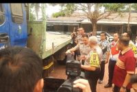 
Kapolda Kalsel, Irjen Pol Dr. Rosyanto Yudha mengecek satu barang bukti armadal truk dalam kasus penyalahgunaan BBM bersubsidi (SuarIndonesia/ZI) 
