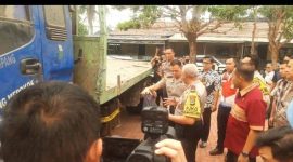 Kapolda Kalsel, Irjen Pol Dr. Rosyanto Yudha mengecek satu barang bukti armadal truk dalam kasus penyalahgunaan BBM bersubsidi (SuarIndonesia/ZI) 
