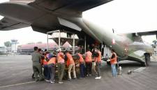 Pesawat angkut TNI AU jenis CN-295 mengangkut cairan NaCl dan dry ice untuk kebutuhan OMC di Kalimantan, Minggu (25/10/2026). (HO-Puspen Mabes TNI)