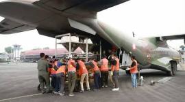 Pesawat angkut TNI AU jenis CN-295 mengangkut cairan NaCl dan dry ice untuk kebutuhan OMC di Kalimantan, Minggu (25/10/2026). (HO-Puspen Mabes TNI)