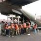 Pesawat angkut TNI AU jenis CN-295 mengangkut cairan NaCl dan dry ice untuk kebutuhan OMC di Kalimantan, Minggu (25/10/2026). (HO-Puspen Mabes TNI)