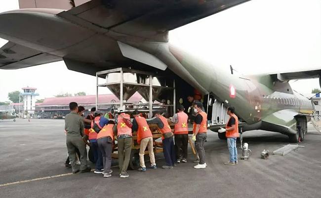 Pesawat angkut TNI AU jenis CN-295 mengangkut cairan NaCl dan dry ice untuk kebutuhan OMC di Kalimantan, Minggu (25/10/2026). (HO-Puspen Mabes TNI)