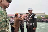 Gelar pasukan di halaman Mapolresta Banjarmasin, Senin (26/10/2026),  Wali Kota Banjarmasin H Muhammad Yamin, turut pasangkan tada pita pada anggota. (SuarIndonesia.YI)