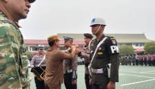 Gelar pasukan di halaman Mapolresta Banjarmasin, Senin (26/10/2026), Wali Kota Banjarmasin H Muhammad Yamin, turut pasangkan tada pita pada anggota. (SuarIndonesia.YI)