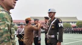 Gelar pasukan di halaman Mapolresta Banjarmasin, Senin (26/10/2026),  Wali Kota Banjarmasin H Muhammad Yamin, turut pasangkan tada pita pada anggota. (SuarIndonesia.YI)