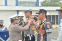 Direktur Lalu Lintas Polda Kalsel Kombes Pol. Dr. Fahri Siregar pasangkan pita pada personel,