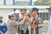 Direktur Lalu Lintas Polda Kalsel Kombes Pol. Dr. Fahri Siregar pasangkan pita pada personel,