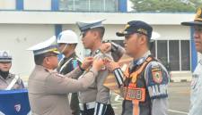 Direktur Lalu Lintas Polda Kalsel Kombes Pol. Dr. Fahri Siregar pasangkan pita pada personel,