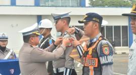 Direktur Lalu Lintas Polda Kalsel Kombes Pol. Dr. Fahri Siregar pasangkan pita pada personel,