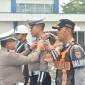 Direktur Lalu Lintas Polda Kalsel Kombes Pol. Dr. Fahri Siregar pasangkan pita pada personel,