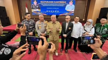 Gubenrrur Kalsel , H Muhidin, Kapolda  Irjen Pol DR Rosyanto Yudha Hermawan,  Rektor Universitas ULM, Prof. (Adj.) Dr. Iwan Aflanie, dr, M.Kes, Sp.F, SH., beserta pimpinan kampus serta pejabat lainnya. (SuarIndonesia/ZI)
