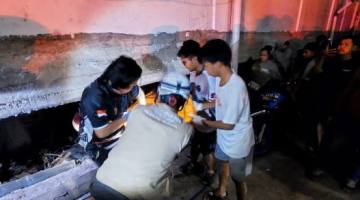 Seorang buruh bangunan tewas, tubuhnya ditemukan di bawah proyek padel, Senin (26/10/2026) malam (SuarIndonesia/Polsek Banjarmasin Timur) 