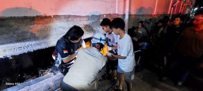 Seorang buruh bangunan tewas, tubuhnya ditemukan di bawah proyek padel, Senin (26/10/2026) malam (SuarIndonesia/Polsek Banjarmasin Timur) 