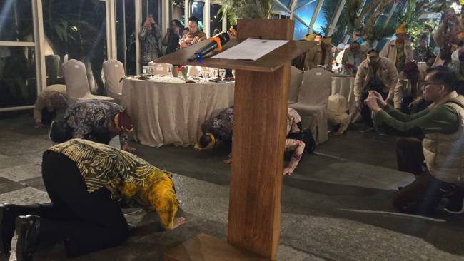 Peserta Pra Kongres sujud syukur setelah di banua mulai turun hujan