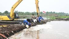 penanganan kebakaran hutan dan lahan (karhutla) menggunakan campuran cairan surfaktan dan helikopter water bombing di embung buatan Jalan Gubernur Syarkawi, Kabupaten Banjar, Selasa (27/10/2026) sore. (SuarIndonesia/Polda Klasel)