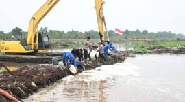 penanganan kebakaran hutan dan lahan (karhutla) menggunakan campuran cairan surfaktan dan helikopter water bombing di embung buatan Jalan Gubernur Syarkawi, Kabupaten Banjar, Selasa (27/10/2026) sore. (SuarIndonesia/Polda Klasel)
