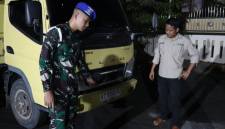 Barang bukti satu unit kendaraan dump truck Mitsubishi Canter warna kuning dengan Nomor Polisi KT 8248 PJ, di Pelabuhan Trisakti Banjarmasin, Jumat (30/10/2026). (SuarIndonesia/DO)