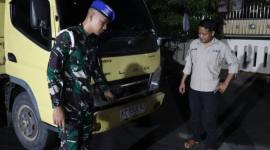Barang bukti satu unit kendaraan dump truck Mitsubishi Canter warna kuning dengan Nomor Polisi KT 8248 PJ, di Pelabuhan Trisakti Banjarmasin, Jumat (30/10/2026).  (SuarIndonesia/DO)