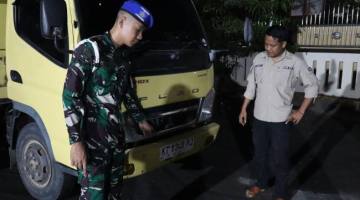 Barang bukti satu unit kendaraan dump truck Mitsubishi Canter warna kuning dengan Nomor Polisi KT 8248 PJ, di Pelabuhan Trisakti Banjarmasin, Jumat (30/10/2026).  (SuarIndonesia/DO)