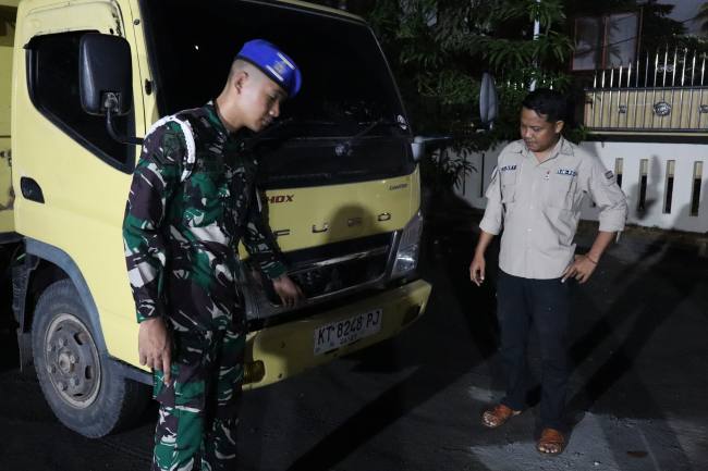 Barang bukti satu unit kendaraan dump truck Mitsubishi Canter warna kuning dengan Nomor Polisi KT 8248 PJ, di Pelabuhan Trisakti Banjarmasin, Jumat (30/10/2026).  (SuarIndonesia/DO)