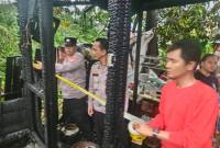 Pemasangan garis polisi di lokasi kejadioan. (SuarIndonesia/DO)