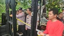 Pemasangan garis polisi di lokasi kejadioan. (SuarIndonesia/DO)