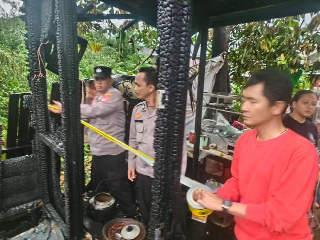 Pemasangan garis polisi di lokasi kejadioan. (SuarIndonesia/DO)