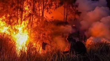 TERULANG KARHUTLA Melanda kawasan Jalan Golf Ujung Sekitar Bandara Internasional Syamsudin Noor