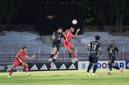 Pesepakbola De Red FC Keven Alleson (ketiga kanan) berebut bola dengan pemain Barito Putera Murilo Mendes (kedua kiri) saat pertandingan pekan keenam Grup Timur atau B Pegadaian Championship 2026/2027 di Stadion Gelora 10 November Surabaya, Jawa Timur, Minggu (18/10/2026) malam. (Foto: HO-Media Officer De Red FC)
