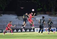 Pesepakbola De Red FC Keven Alleson (ketiga kanan) berebut bola dengan pemain Barito Putera Murilo Mendes (kedua kiri) saat pertandingan pekan keenam Grup Timur atau B Pegadaian Championship 2026/2027 di Stadion Gelora 10 November Surabaya, Jawa Timur, Minggu (18/10/2026) malam. (Foto: HO-Media Officer De Red FC)
