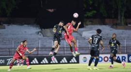 Pesepakbola De Red FC Keven Alleson (ketiga kanan) berebut bola dengan pemain Barito Putera Murilo Mendes (kedua kiri) saat pertandingan pekan keenam Grup Timur atau B Pegadaian Championship 2026/2027 di Stadion Gelora 10 November Surabaya, Jawa Timur, Minggu (18/10/2026) malam. (Foto: HO-Media Officer De Red FC)

