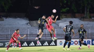Pesepakbola De Red FC Keven Alleson (ketiga kanan) berebut bola dengan pemain Barito Putera Murilo Mendes (kedua kiri) saat pertandingan pekan keenam Grup Timur atau B Pegadaian Championship 2026/2027 di Stadion Gelora 10 November Surabaya, Jawa Timur, Minggu (18/10/2026) malam. (Foto: HO-Media Officer De Red FC)