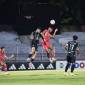 Pesepakbola De Red FC Keven Alleson (ketiga kanan) berebut bola dengan pemain Barito Putera Murilo Mendes (kedua kiri) saat pertandingan pekan keenam Grup Timur atau B Pegadaian Championship 2026/2027 di Stadion Gelora 10 November Surabaya, Jawa Timur, Minggu (18/10/2026) malam. (Foto: HO-Media Officer De Red FC)
