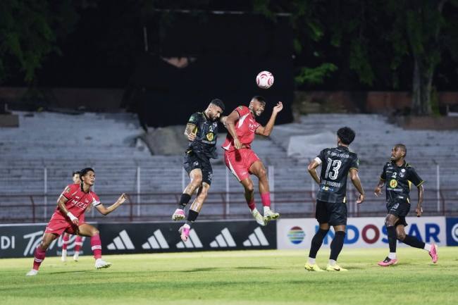 Pesepakbola De Red FC Keven Alleson (ketiga kanan) berebut bola dengan pemain Barito Putera Murilo Mendes (kedua kiri) saat pertandingan pekan keenam Grup Timur atau B Pegadaian Championship 2026/2027 di Stadion Gelora 10 November Surabaya, Jawa Timur, Minggu (18/10/2026) malam. (Foto: HO-Media Officer De Red FC)
