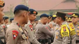 
SEBANYAK 100 personel Brimob Korbrimob Polri dan lima personel Bareskrim Polri diterjunkan untuk memperkuat penanganan karhutla di wilayah Kalteng.(Foto: RRI)