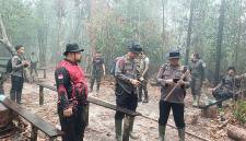 Dansatbrimob cek lokasi kebakaran hutan di TN Tanjung Puting setelah hujan turun. (Foto: Polda Kalteng)
