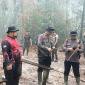 Dansatbrimob cek lokasi kebakaran hutan di TN Tanjung Puting setelah hujan turun. (Foto: Polda Kalteng)