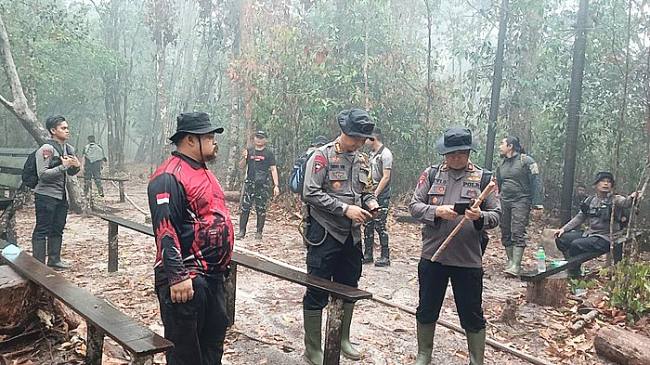 Dansatbrimob cek lokasi kebakaran hutan di TN Tanjung Puting setelah hujan turun. (Foto: Polda Kalteng)