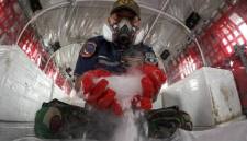 Operasi modifikasi cuaca dengan dry ice. (Foto: HO-Antara)