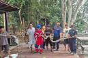 Evakuasi king cobra atau kobra raja di Kotawaringin Barat, Kamis (8/10/2026). (Foto: HO-Damkar Kobar)