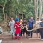 Evakuasi king cobra atau kobra raja di Kotawaringin Barat, Kamis (8/10/2026). (Foto: HO-Damkar Kobar)