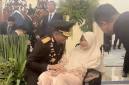Kapolri Jenderal Suyudi saat bersimpuh di depan ibunda usai dilantik Prabowo, Kamis (1/10/2026). (detikcom/Firda)