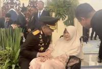 Kapolri Jenderal Suyudi saat bersimpuh di depan ibunda usai dilantik Prabowo, Kamis (1/10/2026). (detikcom/Firda)