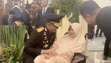 Kapolri Jenderal Suyudi saat bersimpuh di depan ibunda usai dilantik Prabowo, Kamis (1/10/2026). (detikcom/Firda)