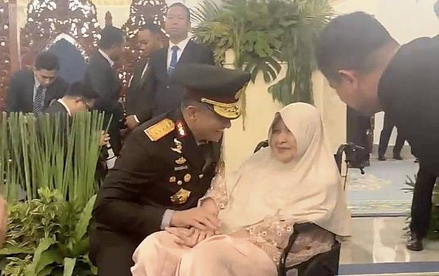 Kapolri Jenderal Suyudi saat bersimpuh di depan ibunda usai dilantik Prabowo, Kamis (1/10/2026). (detikcom/Firda)